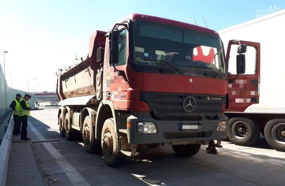 Szydłowiec. Przeciążona wywrotka jechała na budowę drogi