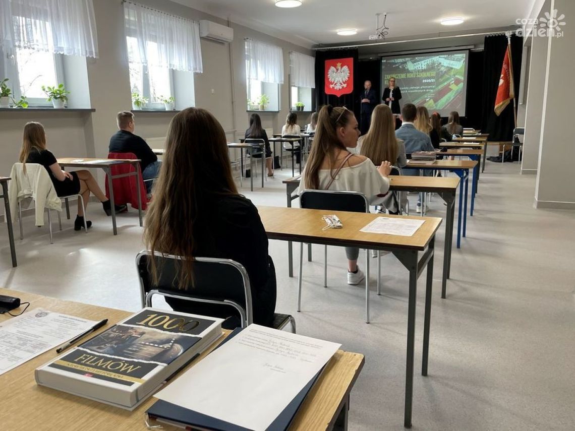 Szydłowieckie starostwo przyznało stypendia dla maturzystów