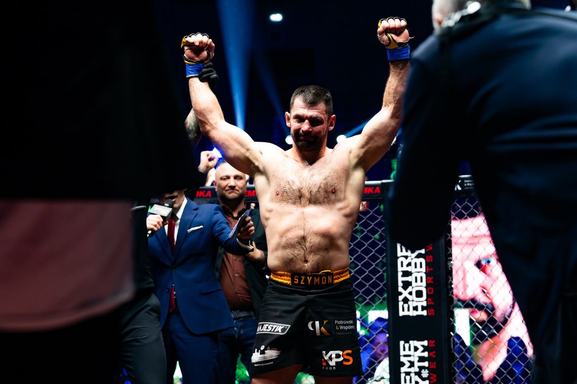 Szymon Kołecki z pasem Babilon MMA! Mistrz olimpijski triumfował w Radomskim Centrum Sportu