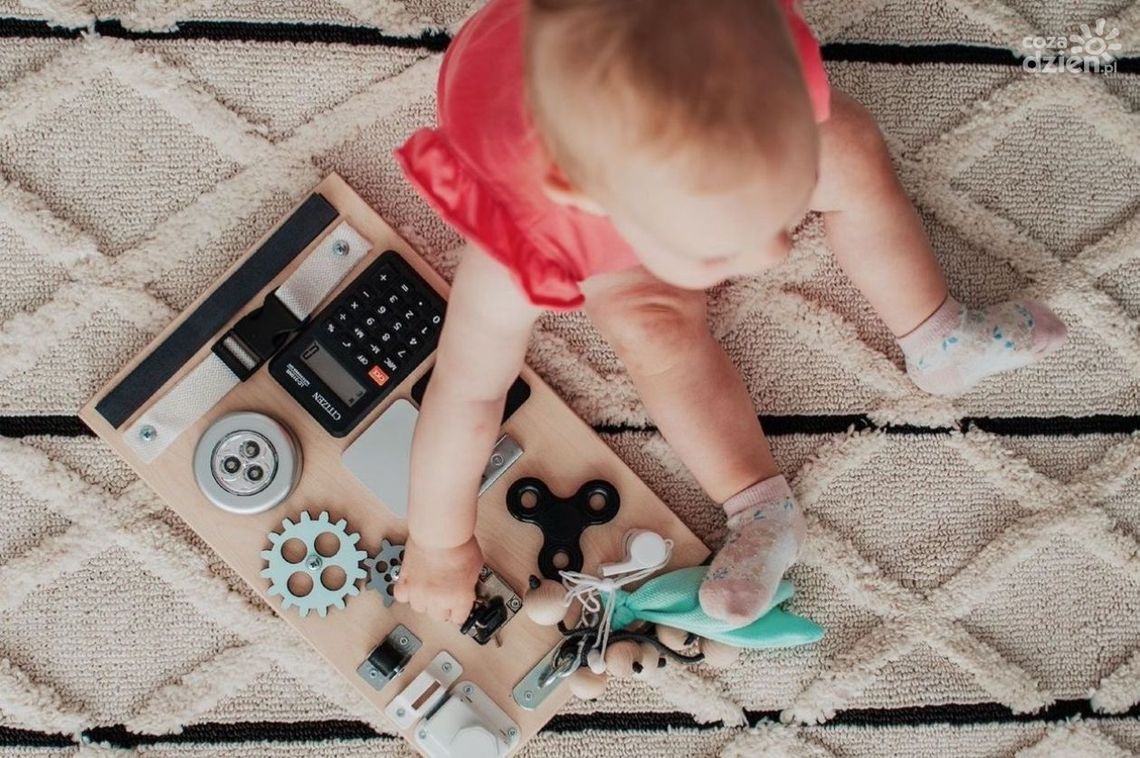 Tablice manipulacyjne. Sensoryczne zabawki dla najmłodszych zgodne z metodą Montessori