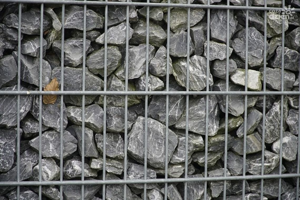 Tajemnica wytrzymałych ogrodzeń: materace gabionowe