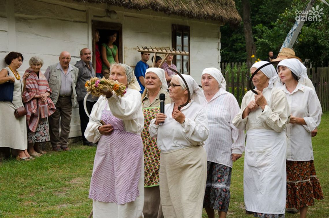 Tańce, hulanki i żniwa w skansenie