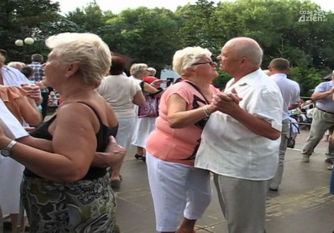 Tańce pod gwiazdami w parku i nad zalewem.