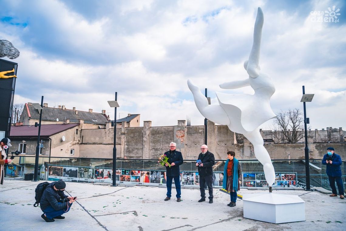 Tańcząca rzeźba na tarasie Elektrowni