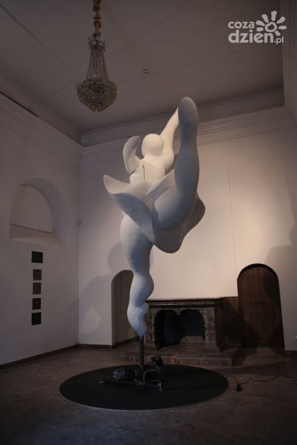 Tańcząca rzeźba w Elektrowni 