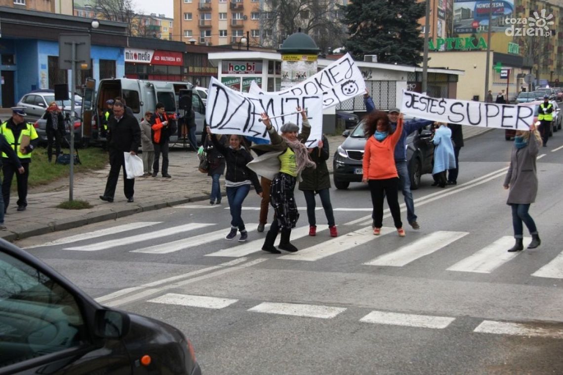 Tanecznym krokiem przez przejście dla pieszych