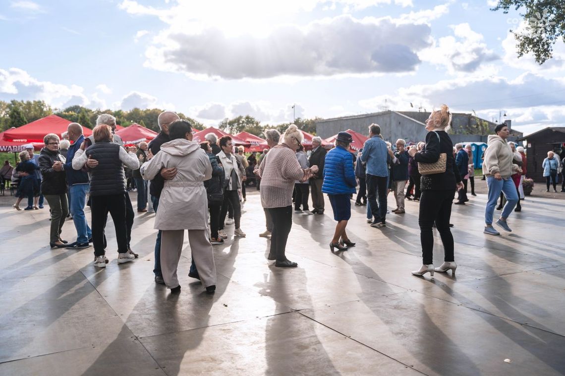 „Taniec pod gwiazdami” wraca nad zalew na Borkach. 29 potańcówek letnich dla radomskich seniorów