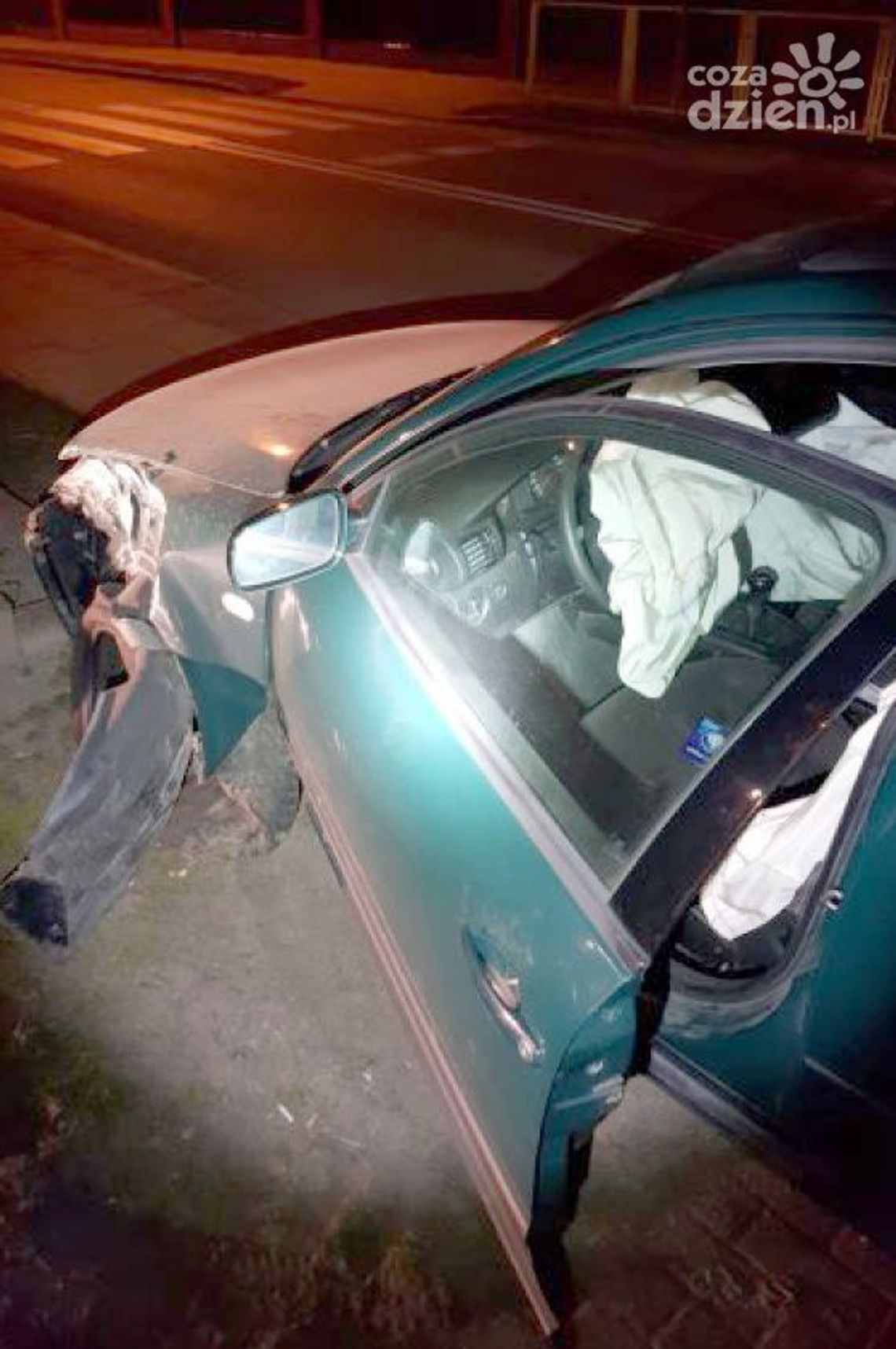 Tczów. Wjechał w ogrodzenie kościoła