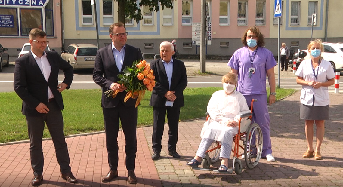 Terapia COVID-19 osoczem. 71-letnia pacjentka pokonała koronawirusa