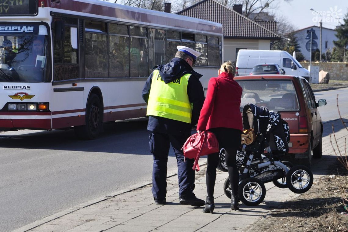 Tico zjechało na chodnik i potrąciło kobietę z dzieckiem!