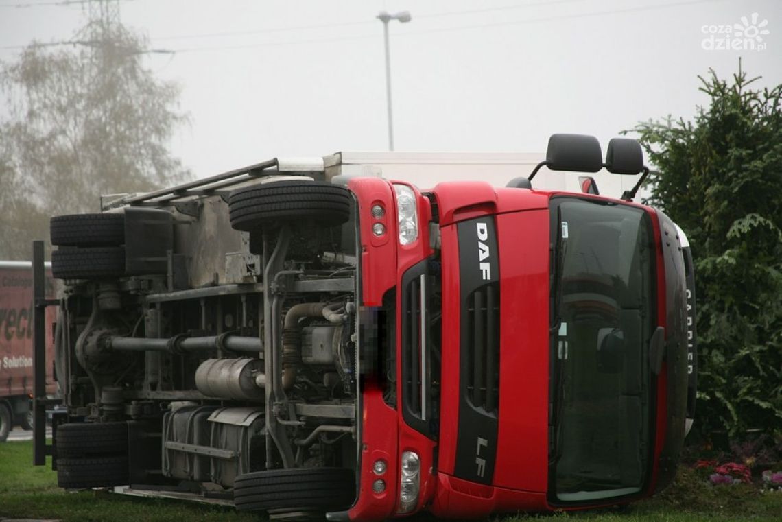 Tir przewrócił się na rondzie