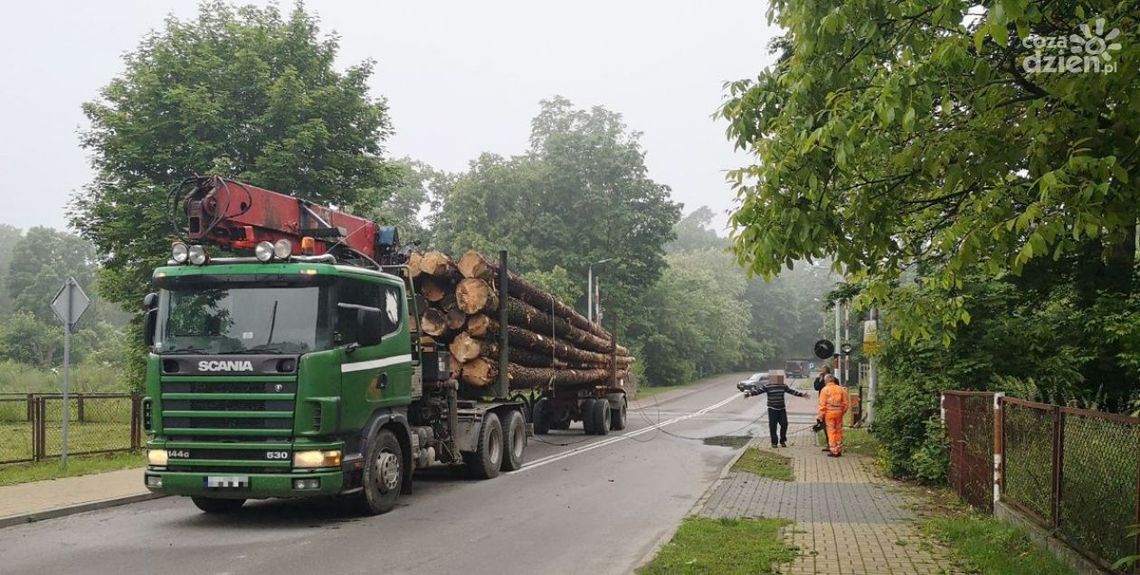 Tir uszkodził sieć trakcyjną w Garbatce-Letnisko. Ruch pociągów wstrzymany