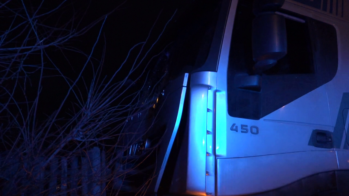 TIR wjechał w drzewo. FOTO & VIDEO