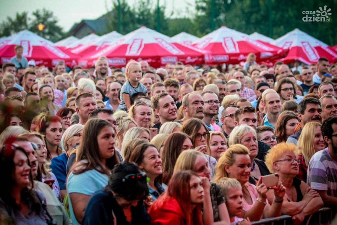 Tłumy ludzi na dożynkach powiatowo-gminnych w Wolanowie (zdjęcia)