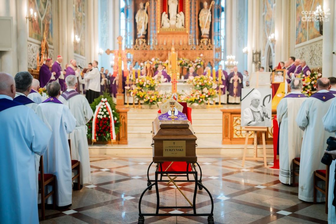 Tłumy na pogrzebie biskupa Turzyńskiego. "Nikt nie potrafił mówić tak pięknie, jak on"
