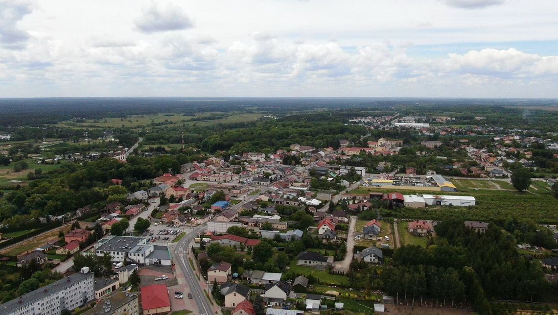 To najdalej wysunięta na zachód miejscowość w regionie radomskim. Pochodzi stąd ceniona architektka