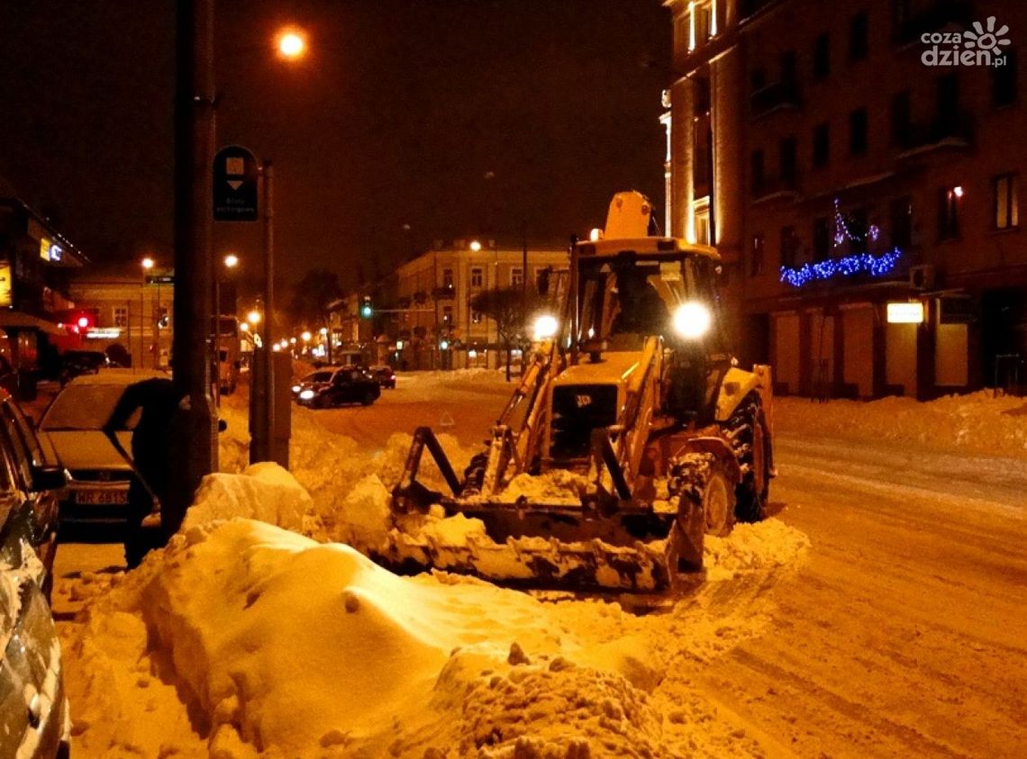 Tony śniegu znikają nocą z centrum miasta Tony śniegu znikają nocą z centrum miasta