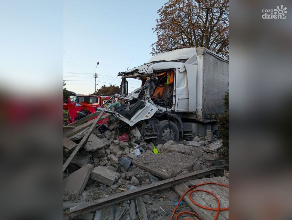 Tragiczny wypadek w gminie Pniewy. Nie żyje kierowca ciężarówki