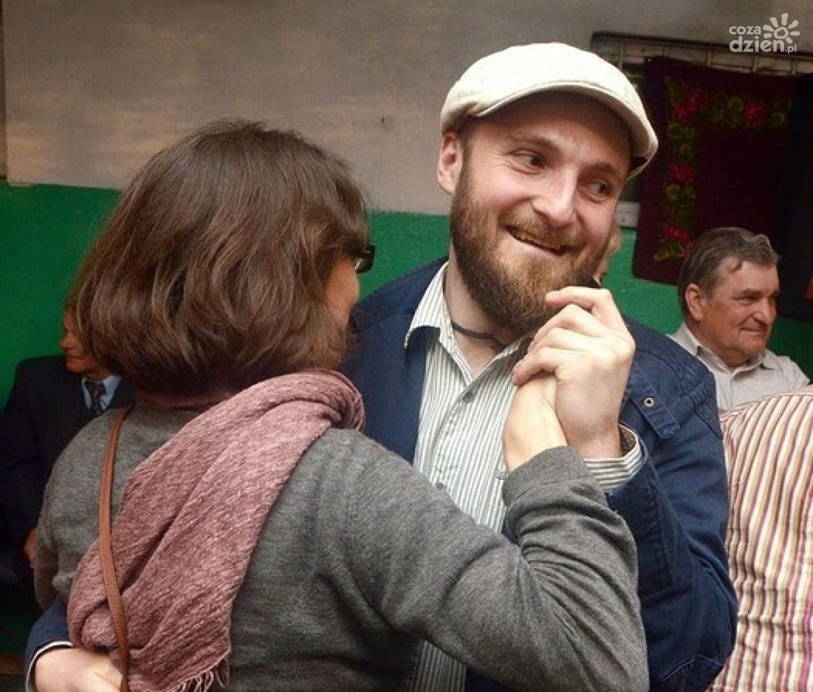 Transowe oberki, skrzypce i barabany Transowe oberki, skrzypce i barabany