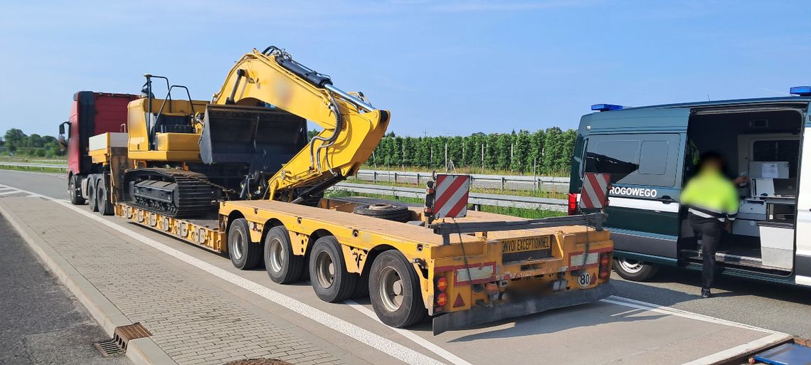 Transport koparki bez zezwoleń zatrzymany pod Grójcem. Przeciążenie o prawie 20 ton