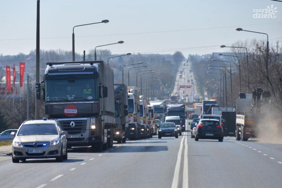 Transportowcy blokowali krajową siódemkę Transportowcy blokowali krajową siódemkę