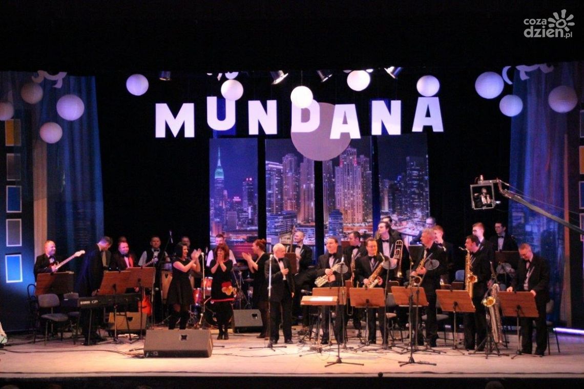 Trębacze z big bandem "Mundana" w Resursie