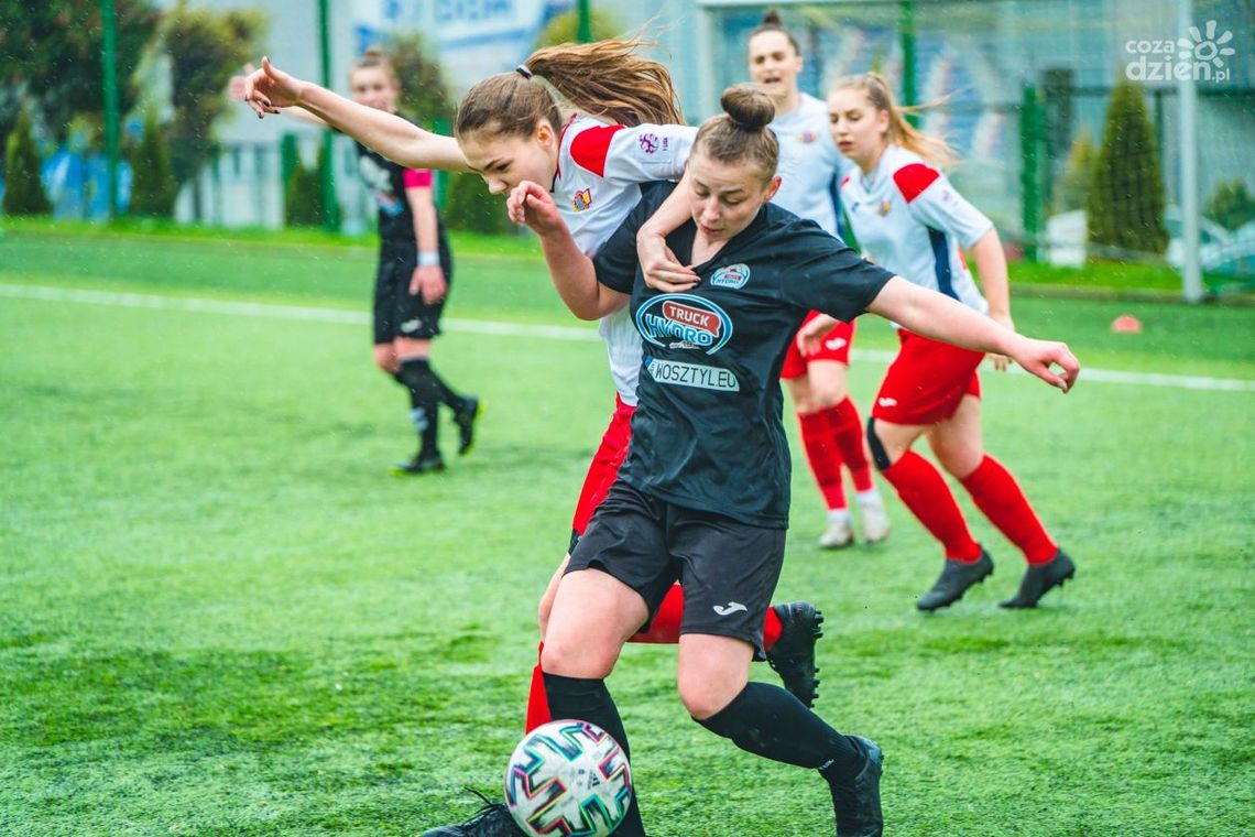 Trudny rywal piłkarek HydroTrucku