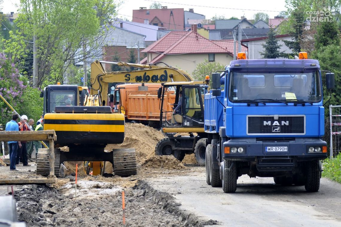 Trwa budowa ul.  Witkacego. Kanał odprowadzi wodę z obwodnicy