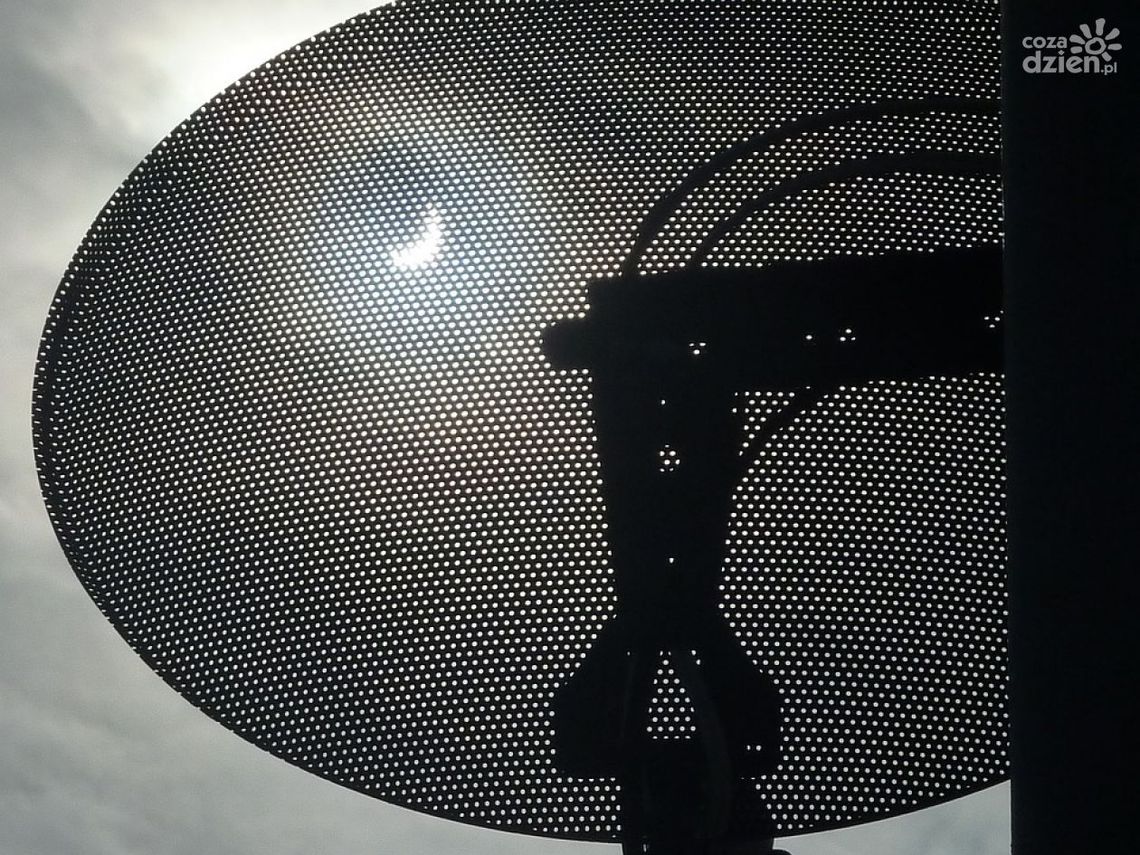 Trwa częściowe zaćmienie słońca. Jak je dostrzec?