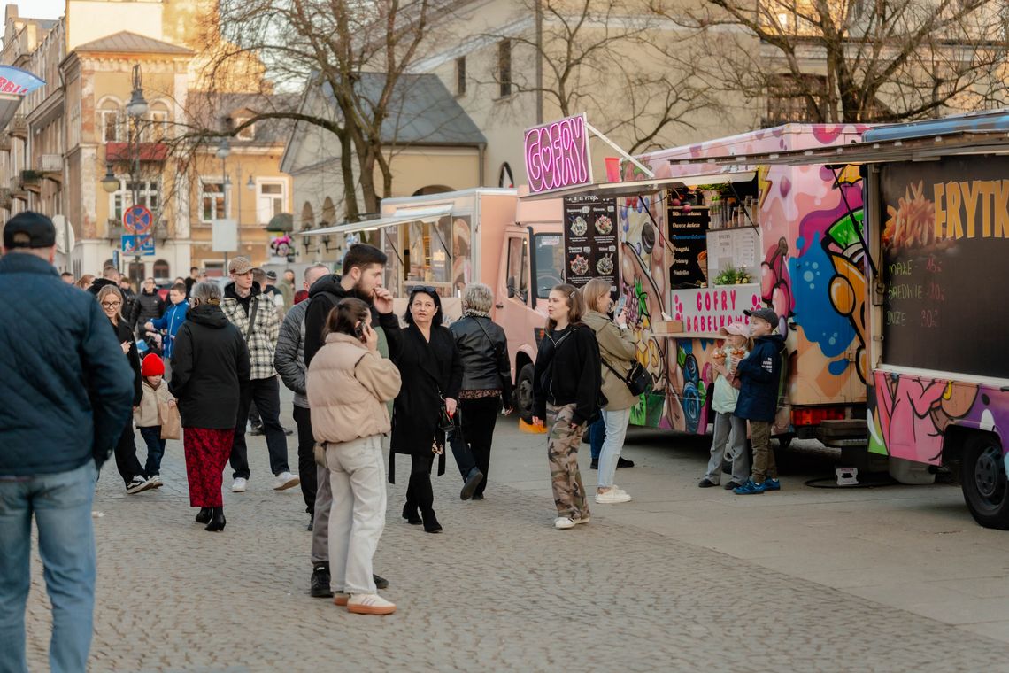 Trwa Jarmark Kaziukowy w Radomiu. Na stoiskach przysmaki i rękodzieło (wideo)