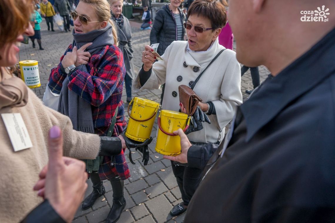 Trwa kwesta na cmentarzu przy ul. Limanowskiego