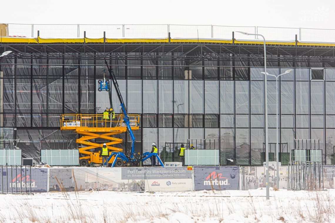 Trwa montaż szklanej elewacji terminalu Trwa montaż szklanej elewacji terminalu
