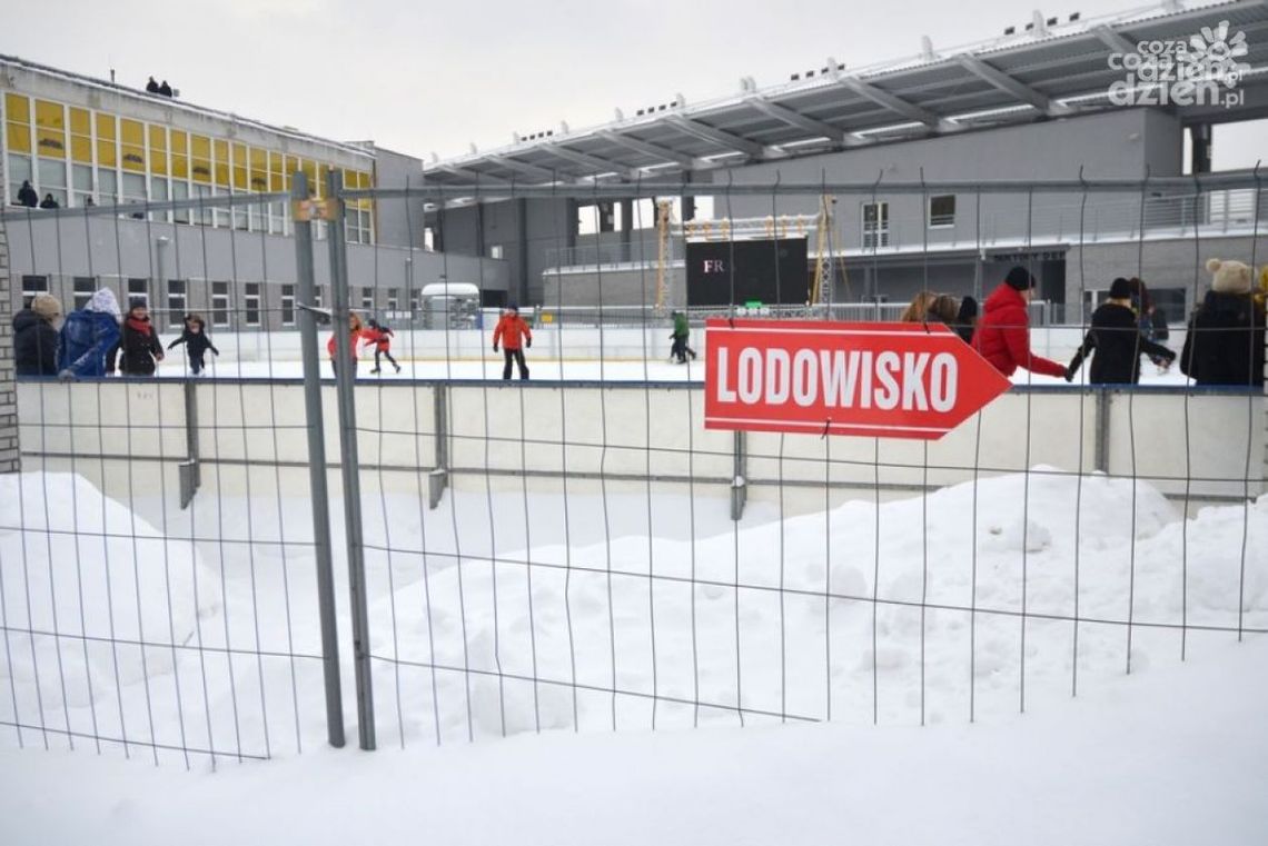 Trwa montaż sztucznego lodowiska Trwa montaż sztucznego lodowiska