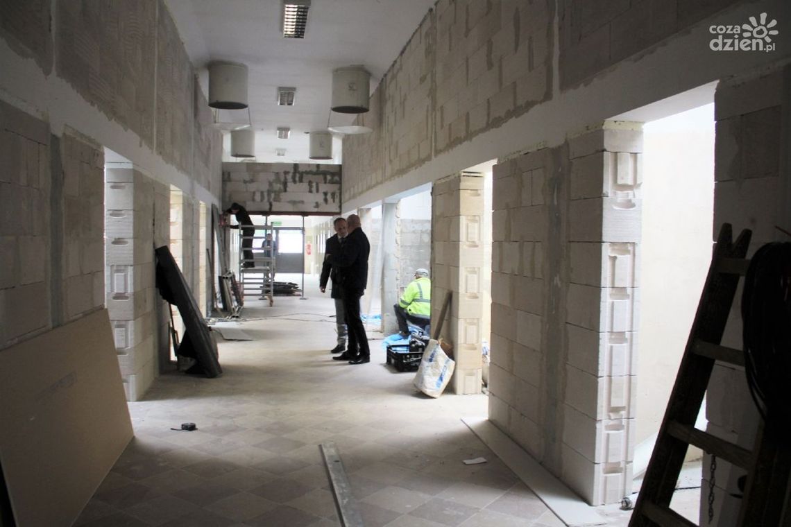 Trwa przebudowa pawilonu handlowego w Szydłowcu. Powstanie tam Klub Seniora