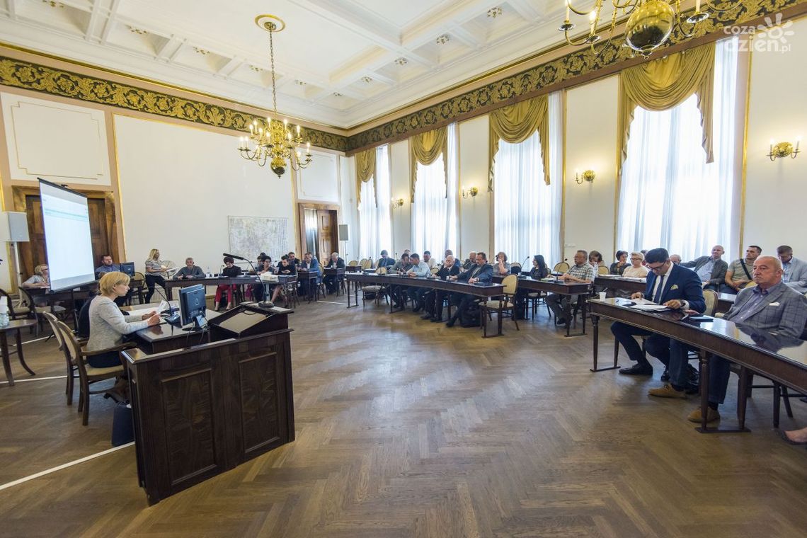 Trwa sesja rady miejskiej. Oglądaj na żywo