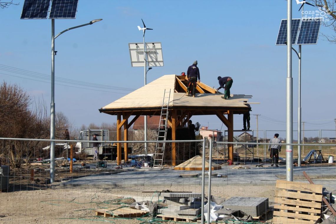 Trwają prace przed Urzędem Gminy w Starej Błotnicy Trwają prace przed Urzędem Gminy w Starej Błotnicy