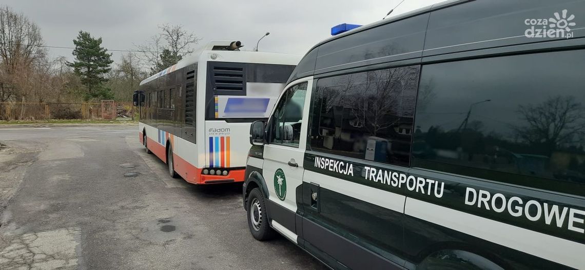 Trzy autobusy miejskie z usterkami Trzy autobusy miejskie z usterkami