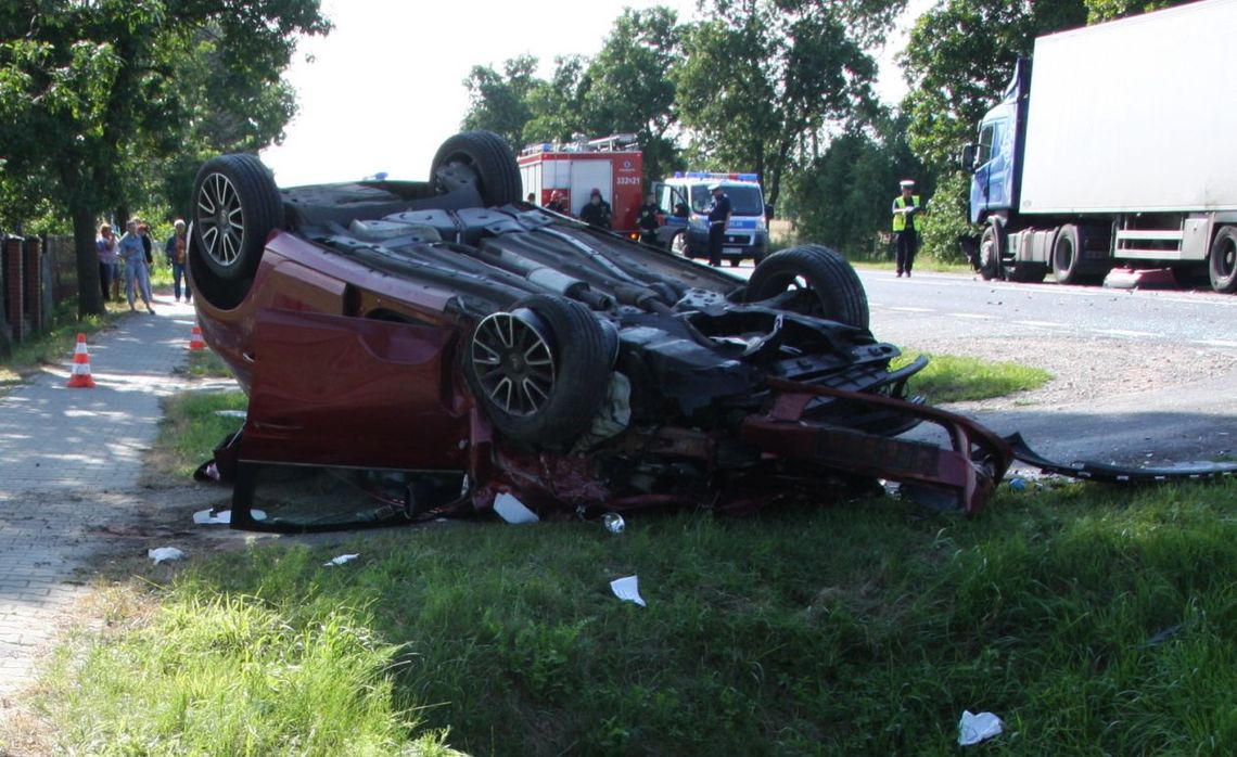 Trzy osoby ranne w wypadku w Małęczynie Trzy osoby ranne w wypadku w Małęczynie