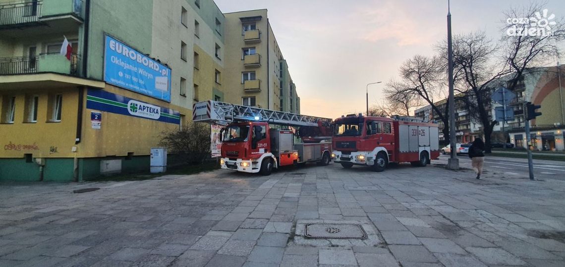 Trzylatek stawał w oknie. Matka usłyszy zarzuty? 