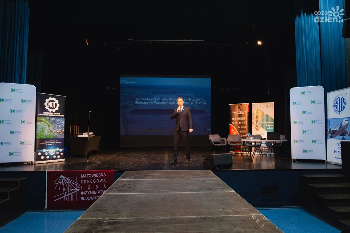 Tuszyński: Lotnisko w Radomiu będzie otwarte na przełomie marca i kwietnia 2023 r.