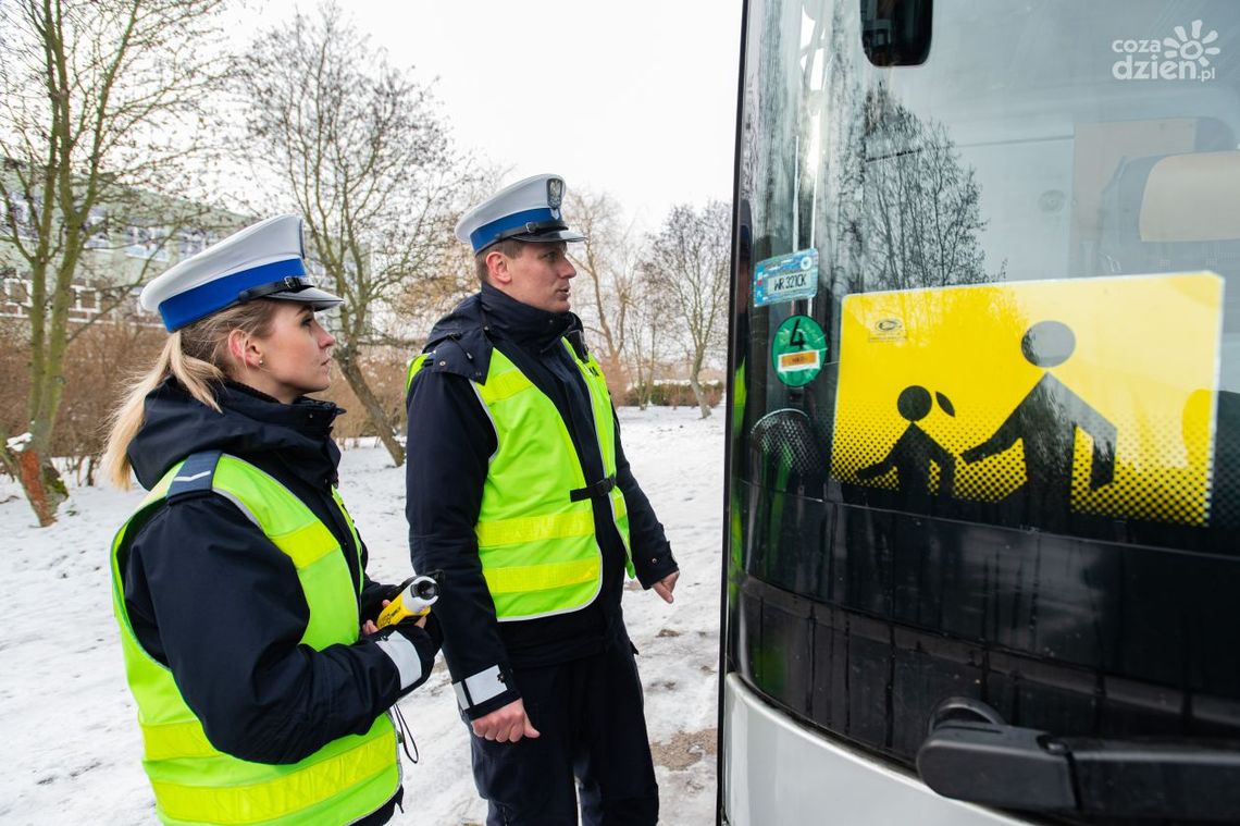 Twoje dziecko wyjeżdża na ferie? Zobacz, gdzie możesz zgłosić kontrolę autobusu! 
