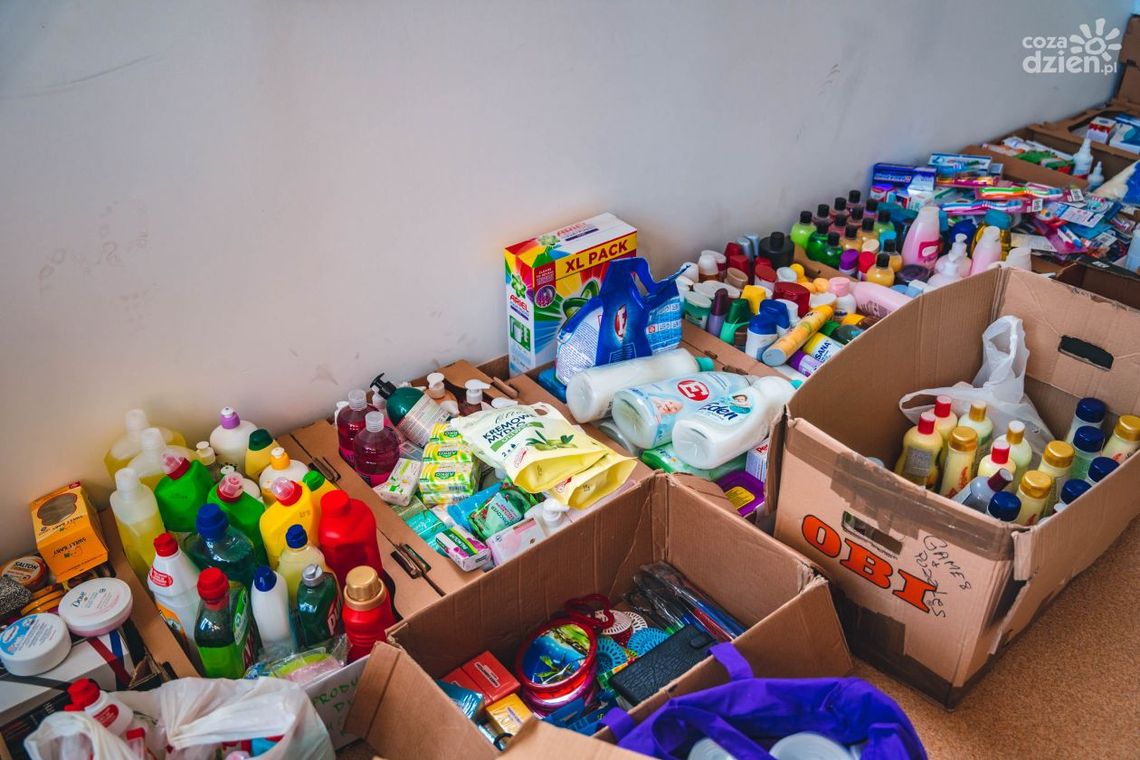 Uchodźcy już w akademiku. Potrzebne ciapy, skarpety, mopy