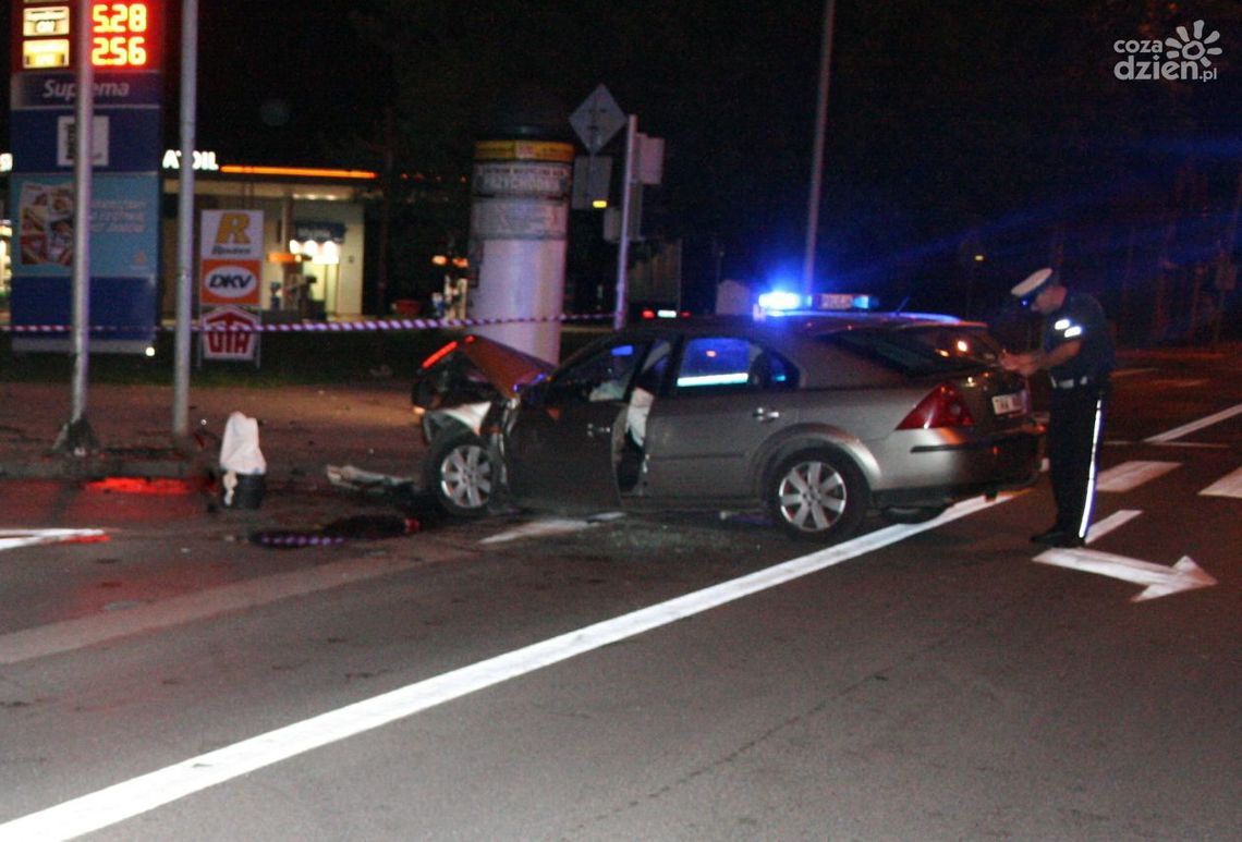 Uciekał przed policją i uderzył w słup