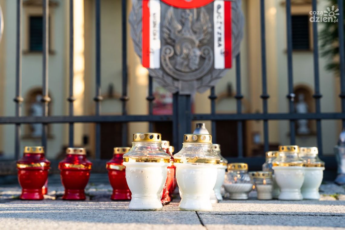 Uczcili pamięć poległego żołnierza. 21-letni Mateusz Sitek zmarł po ataku na polskiej granicy Uczcili pamięć poległego żołnierza. 21-letni Mateusz Sitek zmarł po ataku na polskiej granicy