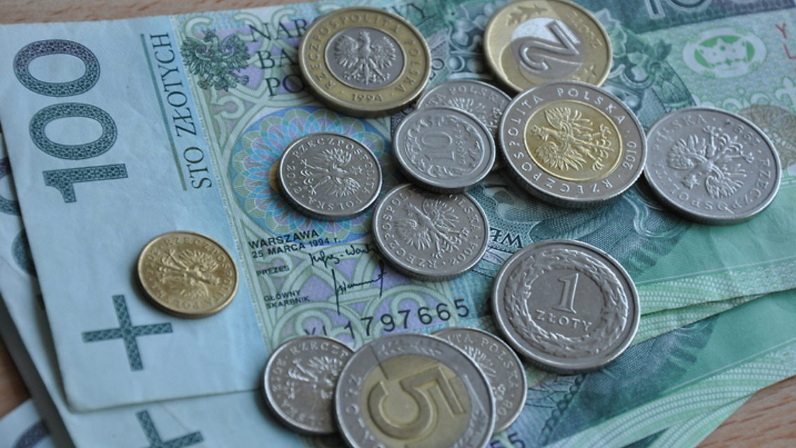 Uczciwość godna naśladowania. Gotówka znaleziona w galerii handlowej w Radomiu czeka na właściciela