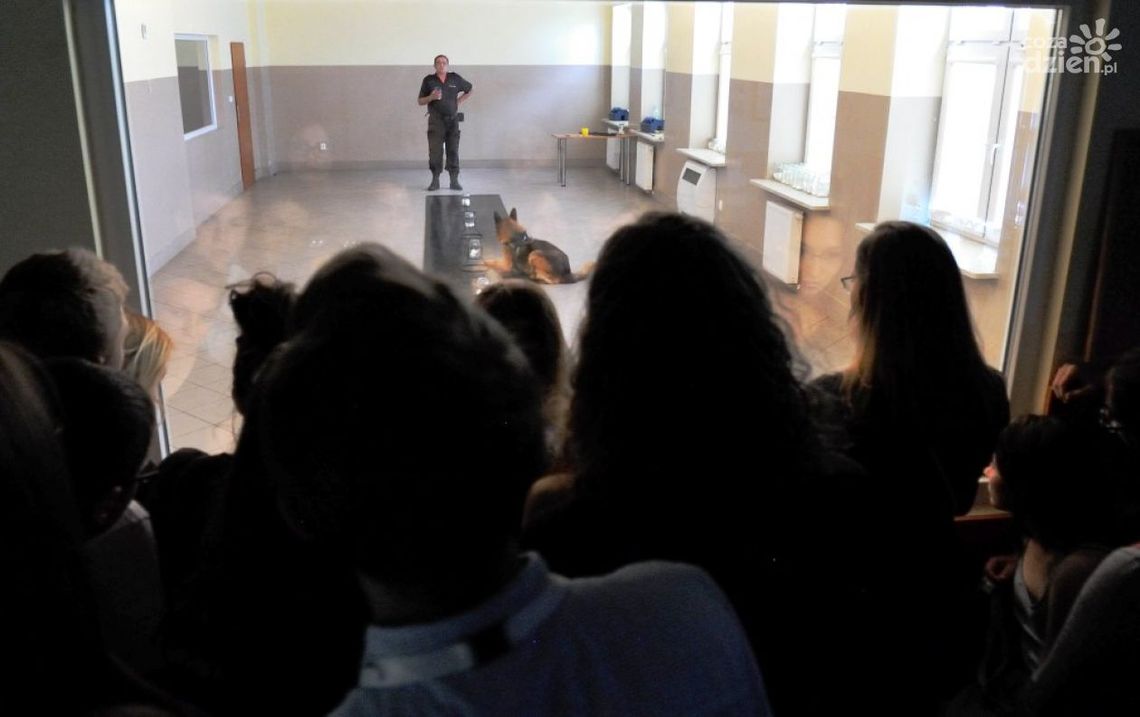 Uczestnicy Kameralnego Lata w laboratorium KWP