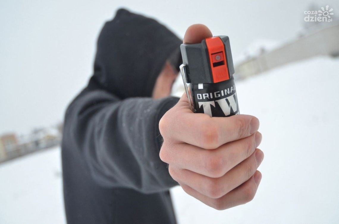 Uczniowie rozpylili gaz w szkole. Uczennice trafiły do szpitala