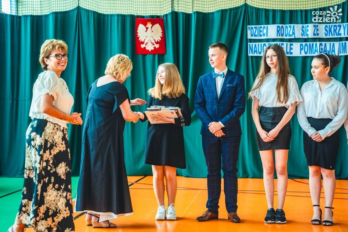 Uczniowie szkół odebrali świadectwa. Wyjątkowe zakończenie roku w PSP w Kowali 