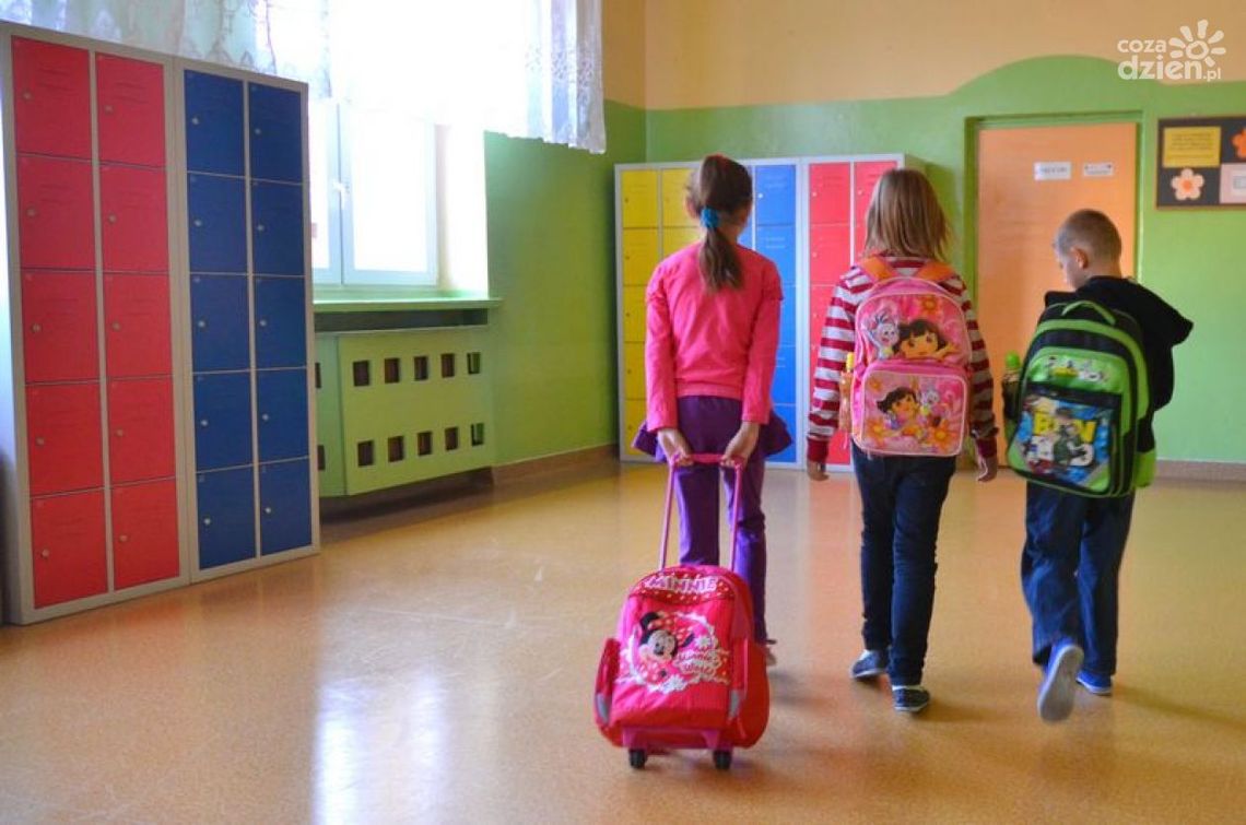 Uczniowie wciąż dźwigają tornistry Uczniowie wciąż dźwigają tornistry