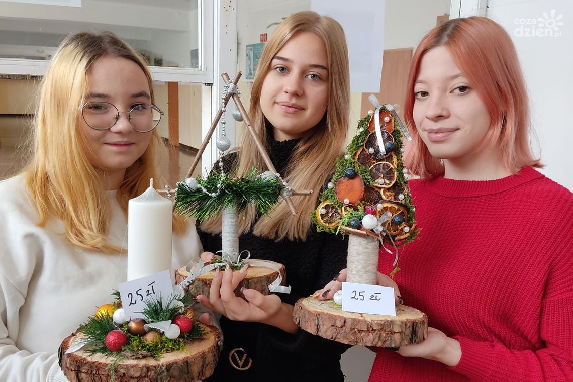 Uczniowie XII LO w Radomiu pomagają potrzebującym